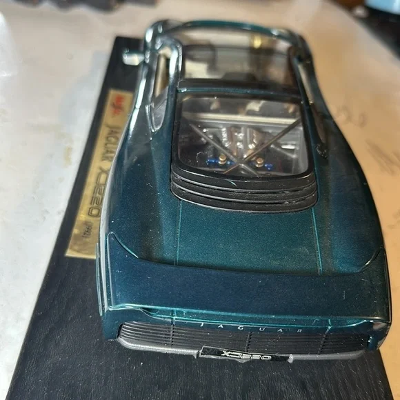 Vintage 1:18 scale diecast model of a 1992 Jaguar XJ220, manufactured by Maisto. - Picture 10 of 10